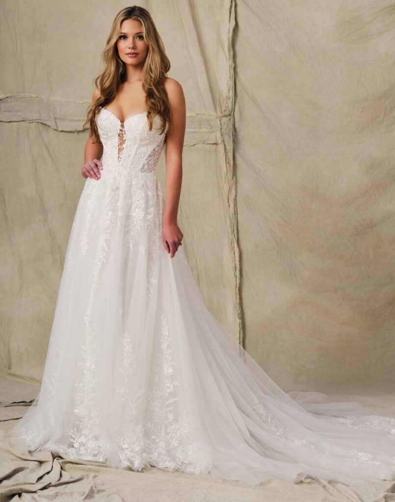 E423 - Enchanting wedding dress - Front View